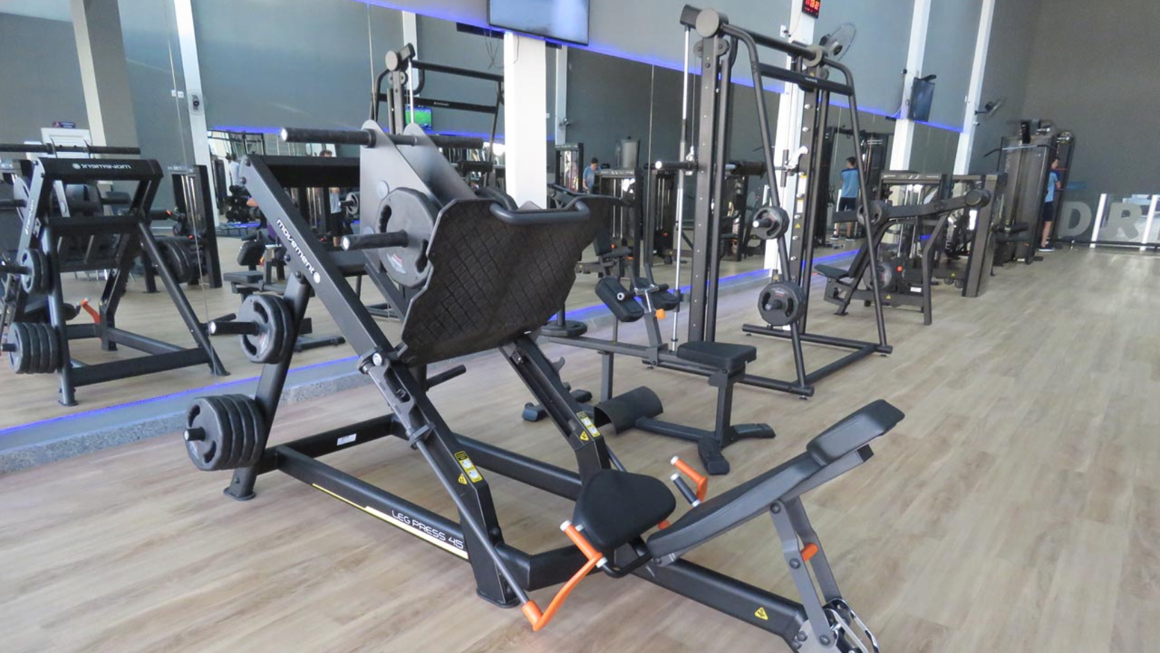 Área da Dream Fit BH com aparelhos modernos de musculação