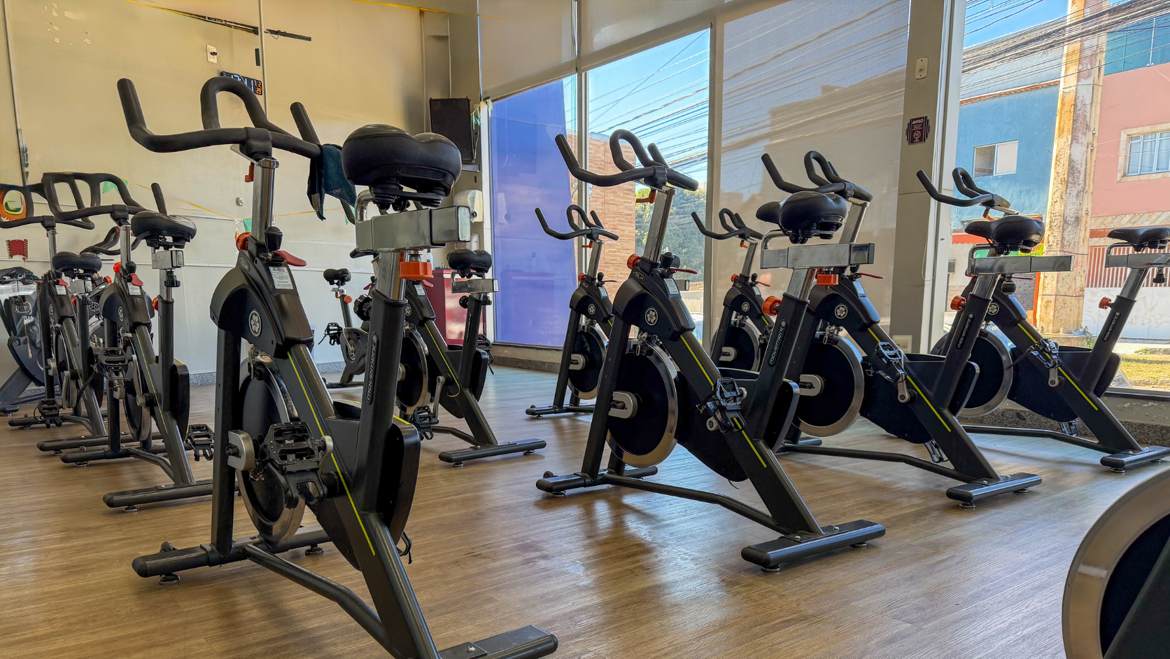 Área de cardio da Dream Fit BH com bicicletas