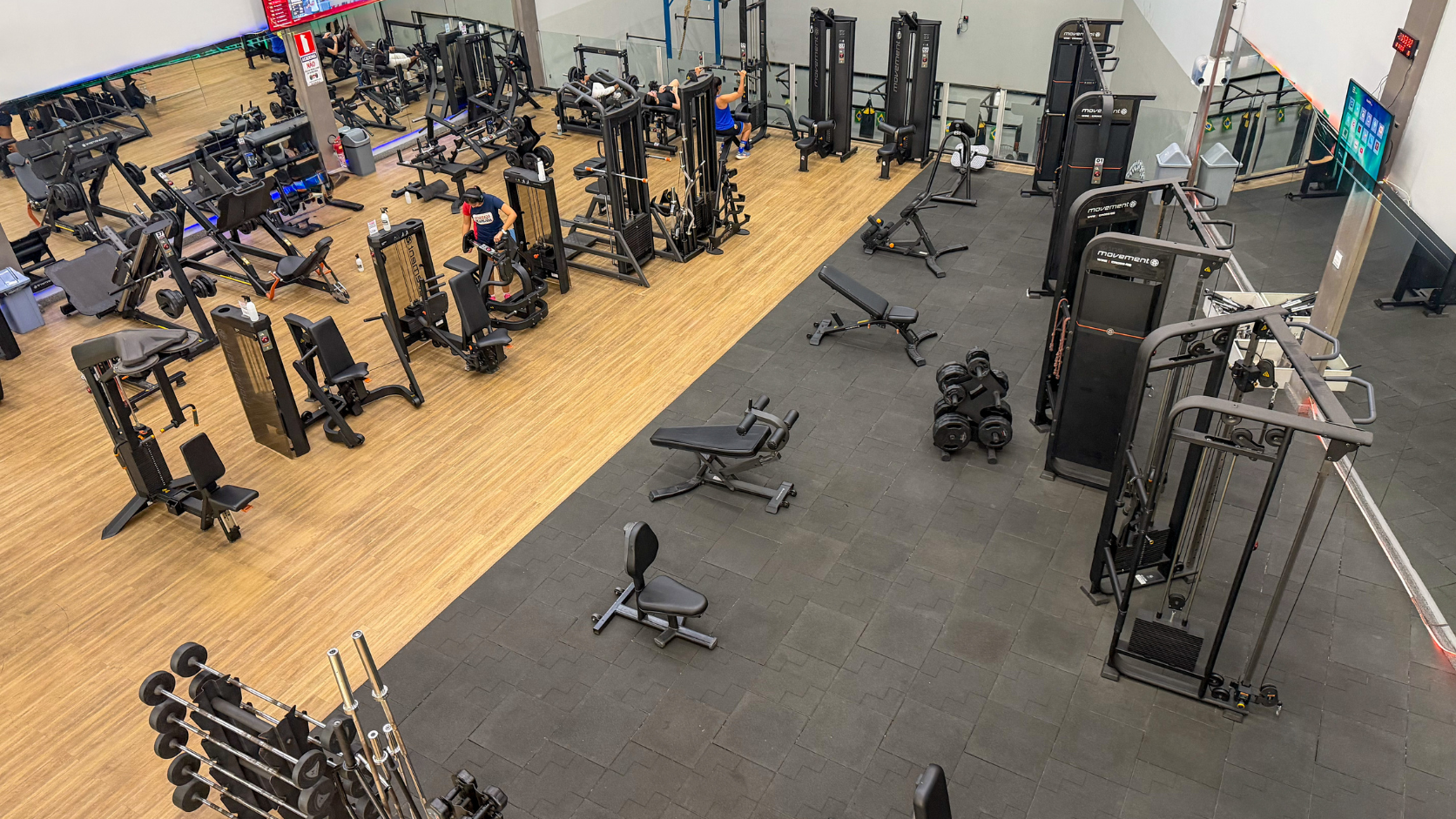 Vista aérea do espaço de musculação da Dream Fit BH